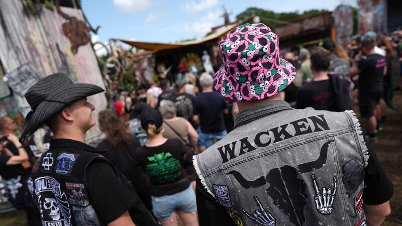 Wacken füllt sich: Heavy-Metal-Fans treffen ein Knapp die Hälfte der erwarteten 85.000 Besucher ist bereits in Wacken.