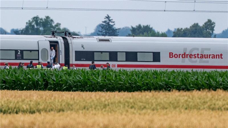 Fahrgäste mit Axt in ICE attackiert - Prozessbeginn Knapp ein Jahr nach einem Axtangriff in einem ICE in Niederbayern beginnt der Prozess gegen den Beschuldigten. (Archivbild)