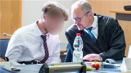 Knapp ein Jahr nach einem Axtangriff in einem ICE in Niederbayern hat der Prozess gegen den beschuldigten 21-jährigen Syrer begonnen.