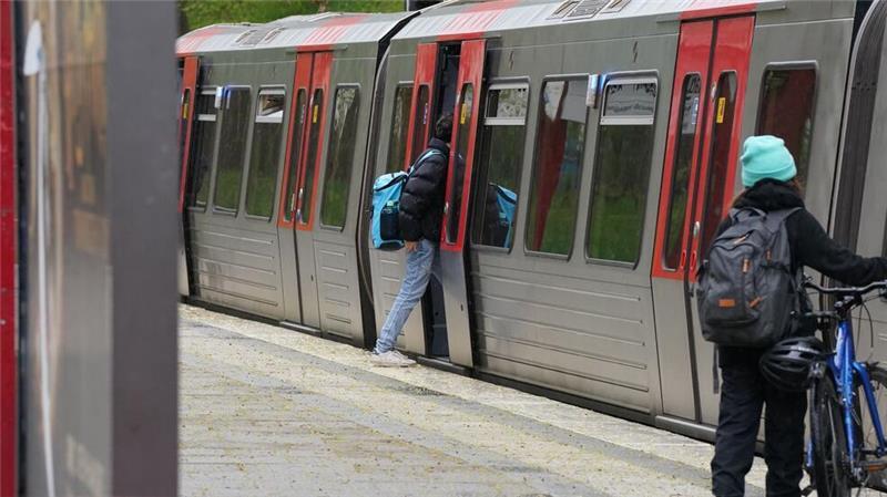 Knapp sechs Wochen lang mussten Fahrgäste der Hamburger U-Bahnlinie U1 auf den Busverkehr ausweichen. (Symbolbild)