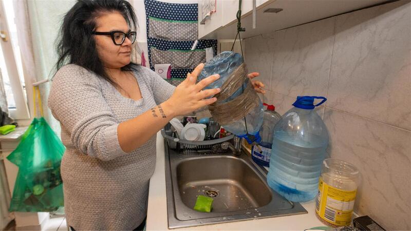 Knapp sieben Tage ohne fließendes Wasser: Jasmin Karabulut muss an ihrer Spüle mit Kanistern improvisieren.
