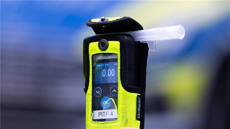 Knapp unter 1 Promille und knapp über 1 Promille hatte ein 25-Jähriger bei zwei Kontrollen binnen drei Stunden.