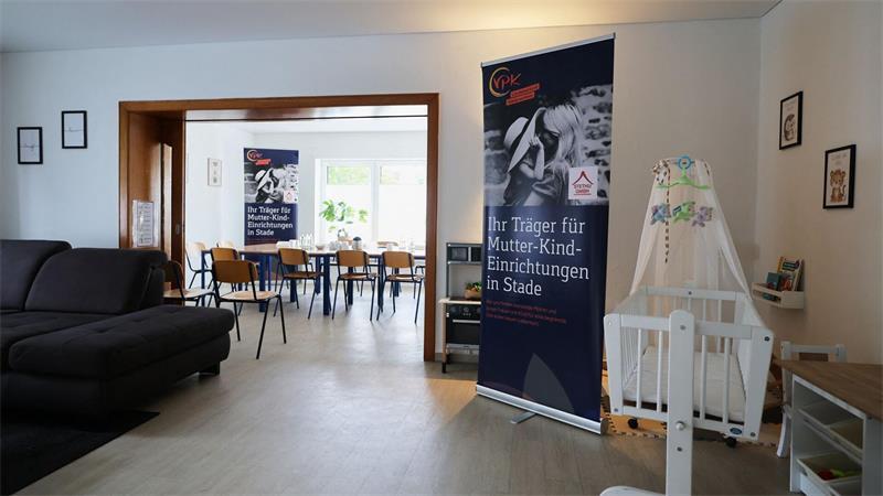 Stader Jugendeinrichtung eröffnet nach Schüssen wieder Knapp vier Monate nach der schrecklichen Gewalttat wird das Mutter-Kind-Haus in Stade wieder eröffnet.