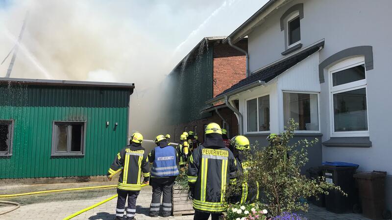 Großfeuer in Assel: 250.000 Euro Schaden nach Scheunenbrand Knapp zehn Meter trennen die Scheune und ein altes Stallgebäude. Die Feuerwehrleute taten alles, um ein Überspringen der Flammen zu verhindern.