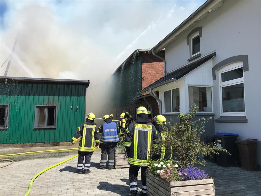 Knapp zehn Meter trennen die Scheune und ein altes Stallgebäude. Die Feuerwehrka...