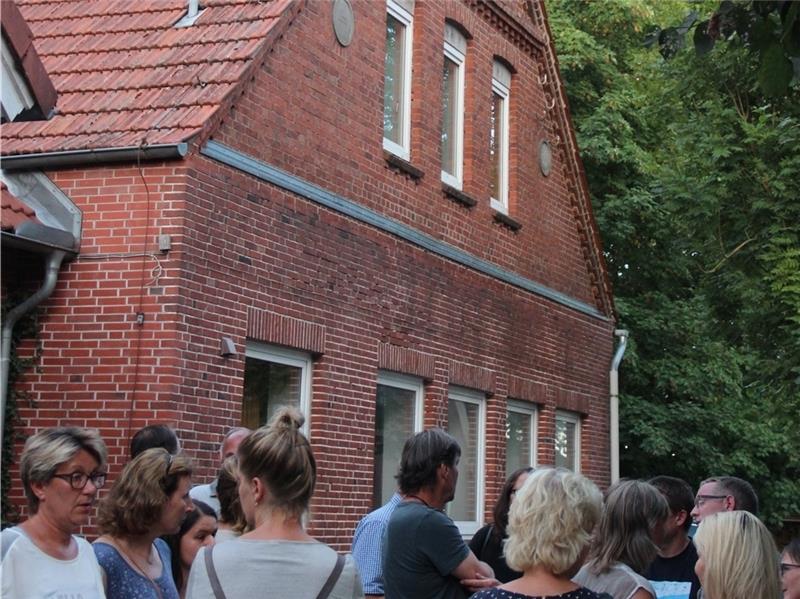 Knapp zwei Dutzend Zuhörer fanden sich vor der alten Schule in Hagenah zur Ratssitzung ein.