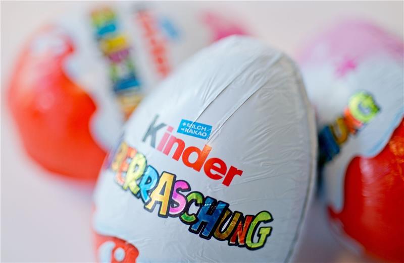 Salmonellen: Ferrero ruft Produkte in EU-Ländern zurück Knapp zwei Wochen vor Ostern ruft Ferrero in Deutschland einige Chargen verschiedener Kinder-Produkte zurück - darunter kinder Überraschung 3er Pack mit dem Mindesthaltbarkeitsdatum zwischen April bis Juni 2022.