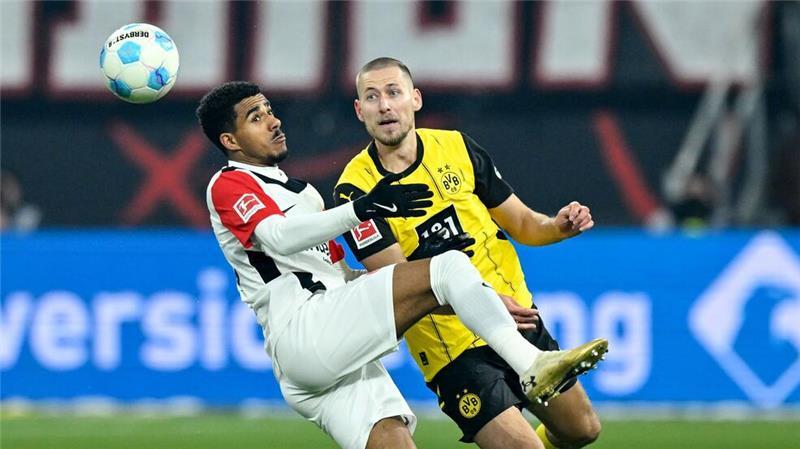 BVB-Krise spitzt sich zu - 0:2 gegen Frankfurt ohne Marmoush Knauff und Anton im Kampf um den Ball.