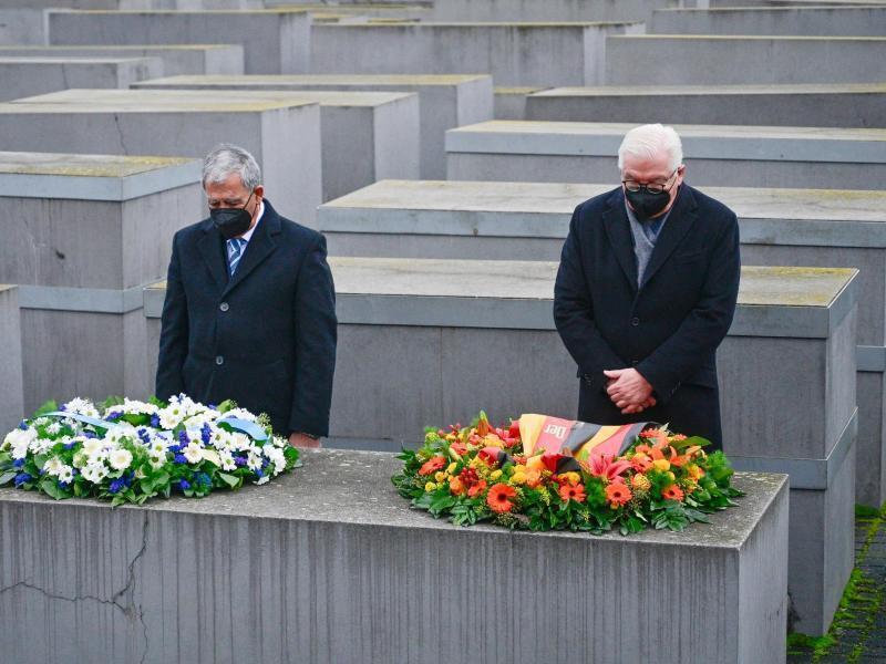 Knesset-Sprecher Mickey Levy (l) und Bundespräsident Frank-Walter Steinmeier legen Kränze auf einer Stele des Holocaust-Mahnmals nieder. Foto: John Macdougall/Pool/Afp/dpa