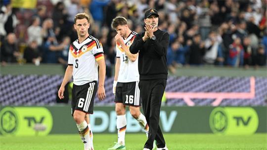 Knirscht es? Joshua Kimmich (l) und Jürgen Klopp nach dem verlorenen Spiel gegen Griechenland. (Archivbild)