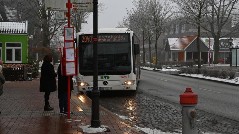 Knotenpunkt: Die Haltestelle „Marktplatz“ in Jork ist das Ziel vieler KVG-Linien.