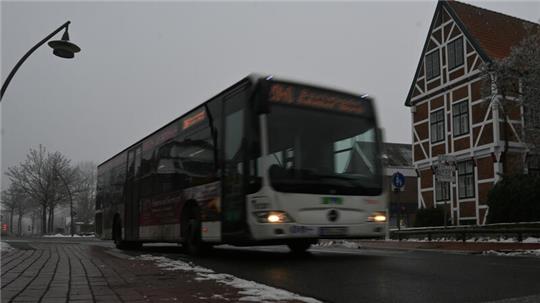 Knotenpunkt: Die Haltestelle "Marktplatz" in Jork ist das Ziel vieler KVG-Linien.