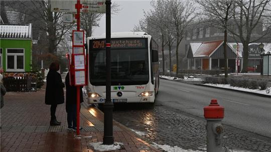 Knotenpunkt: Die Haltestelle "Marktplatz" in Jork ist das Ziel vieler KVG-Linien.