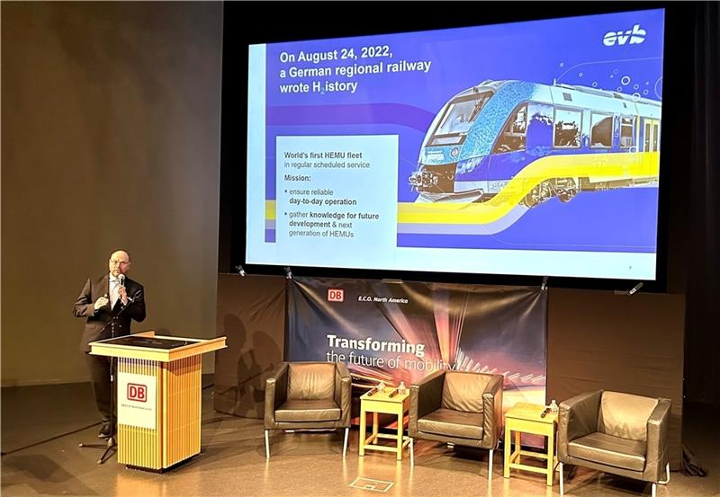 Wasserstoffzüge der EVB erregen Aufsehen in USA Know-how aus Bremervörde in den USA gefragt: EVB-Geschäftsführer Christoph Grimm referiert vor Fachpublikum in Los Angeles und Denver. Fotos: EVB/S.A. Nagel