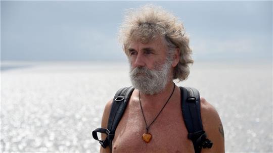 Knud Knudsen (Foto) ist Deutschlands einziger Watt-Postbote. Zwei- bis dreimal pro Woche bringt er Briefe und kleine Pakete von Pellworm zur Hallig Süderoog. Der Blexer Theo Köhne, der mit Knud Knudsen befreundet ist, hat ihn schon dreimal bei der Tour begleitet.Foto: Rehder/dpa