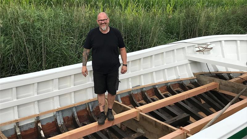 Restauriert bei Hatecke: Zwei Männer retten das größte Börteboot No.5 Knud Müller kann kein Wasser im Boot finden.