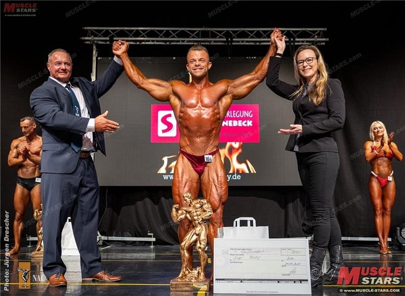 Stader Bodybuilder gewinnt Weltmeisterschaft für Deutschland Knut Kittelmann (Mitte) sammelte zuletzt viele Pokale, wie hier bei der Ostdeutschen Meisterschaft. Foto: Jürgen Drescher