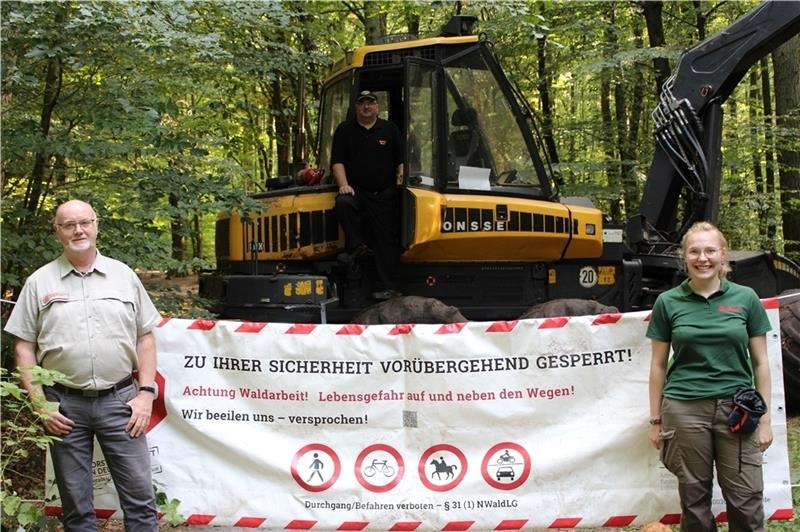 Knut Sierk (von links), Matthias Woch und Leandra Sommer bei den Waldarbeiten im Neukloster Forst. Fotos: Frank