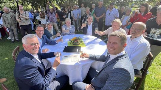 Knut Willenbockel (vorne links) und Edgars Mekss (vorne rechts) stoßen mit Kai Seefried, Liga Kondrate, Gisela Böpple, Tobias Terne, Jens Wilke und Rainer Kröger an.