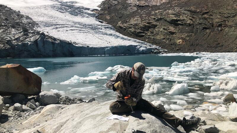 Anden-Gletscher in beispiellosem Maß geschrumpft Ko-Autor Emilio Mateo nimmt Proben unterhalb des Queshque-Gletschers in Peru
