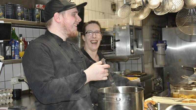 Hochzeitssuppe: Das ist das Geheimnis des kulinarischen Erbes der Altländer Koch Oliver Wendt und Mitarbeiterin Eveline Weber bereiten die Hochzeitssuppe im Hotel „Altes Land" zu.
