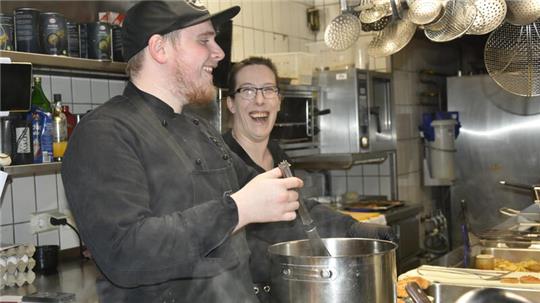 Koch Oliver Wendt und Mitarbeiterin Eveline Weber bereiten die Hochzeitssuppe im Hotel „Altes Land" zu.