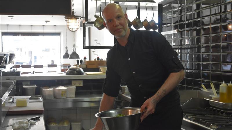 Burger und Steaks vom Lavastein: In Apensen steht ein Engel am Grill Koch Sascha Engel macht seine Posten klar.