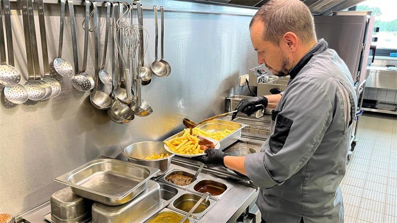 Mittagstisch bei Jähnichen: Immer ein offenes Ohr für die Stammgäste Koch Stephan Spieß bereitet das Essen zu.