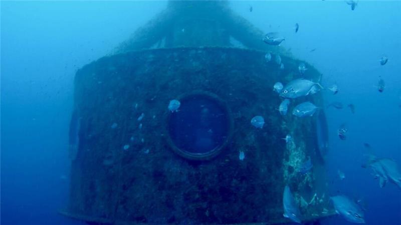 120 Tage unter Wasser - Deutscher schafft Weltrekord Koch drehte auch Videos von Fischen aus seiner Kapsel.