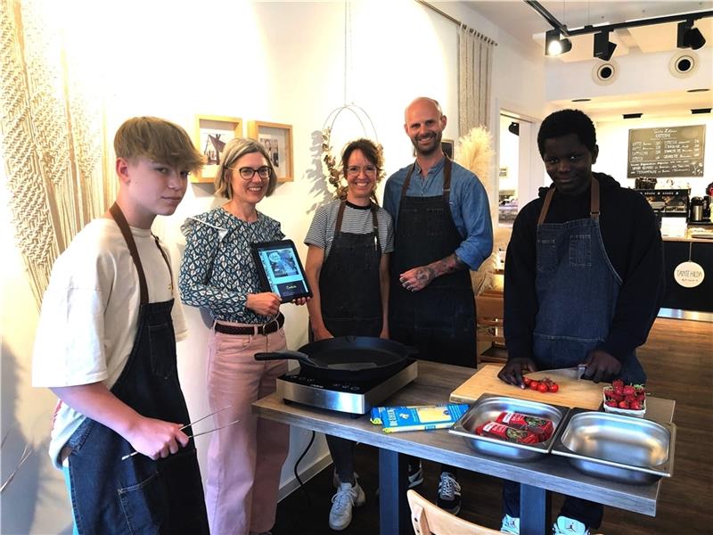 Kochen mit viel Geschmack - aber klimafreundlich (von links): Sam Koslowski, Lehrerin Anna Groß, Monja und Göran Gallandt und Berry Ekpah aus dem Wahlpflichtkurs Umweltschule.