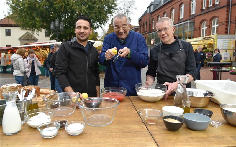 Kochen mitten auf dem Wochenmarkt : Gemüsehändler Süleman Gezer, TV-Koch Rainer Sass und Bäckermeister Wolfgang Heyderich. Foto Beneke
