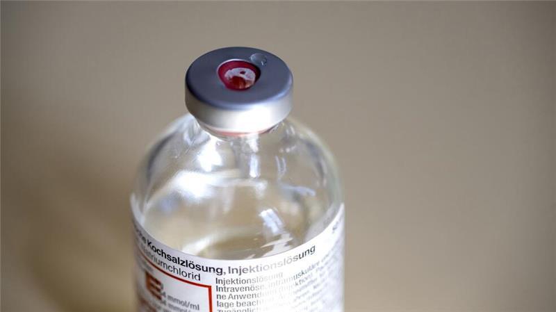 Kochsalzlösung ist unter anderem für Infusionen wichtig - und derzeit in Krankenhäusern knapp. (Symbolbild)