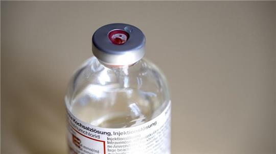 Kochsalzlösung ist unter anderem für Infusionen wichtig - und derzeit in Krankenhäusern knapp. (Symbolbild)