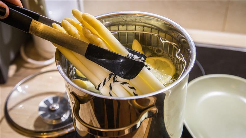 Kocht der Spargel stehend in einer kleinen Menge Wasser, gehen weniger Vitamine verloren.