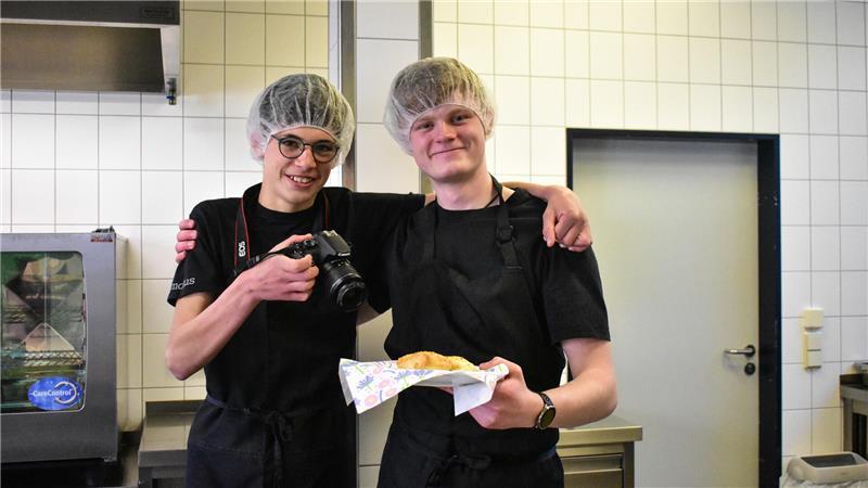 Fluffys, Fleisch und Salat: So essen Schüler in Stade und Fredenbeck Köche und Food-Fotografen für das Rezeptbuch: Der 15-jährige Amatus (links) und der 16-jährige Kevin helfen jeden Dienstag in der Mensa der Geestlandschule. Heute Teil der Speisekarte: Pizzabrötchen.
