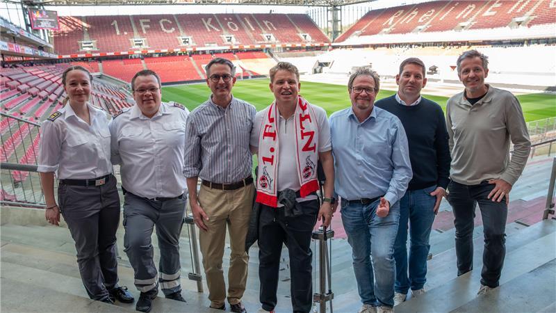 Köln-Fan Marc Stentenbach im Kreise seiner Lebensretter.