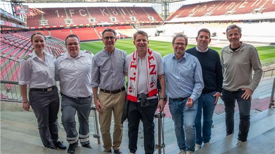 Köln-Fan Marc Stentenbach im Kreise seiner Lebensretter.