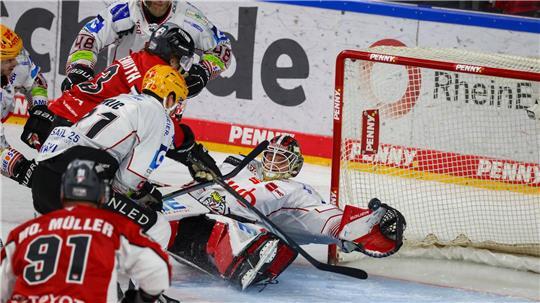 Köln trifft gegen die Pinguins aus Bremerhaven im Schlussdrittel dreifach.