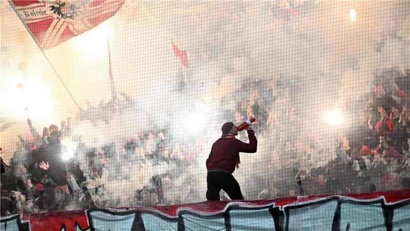 Kölner Fans sorgten gegen Hertha wegen Pyrotechnik für einen verzögerten Spielanpfiff.