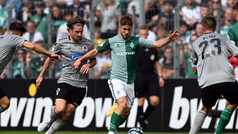 Werder kassiert Strafe für Pyro-Aktionen der Fans Kölns David Philipp (l) und Bremens Romano Schmid kämpfen um den Ball.