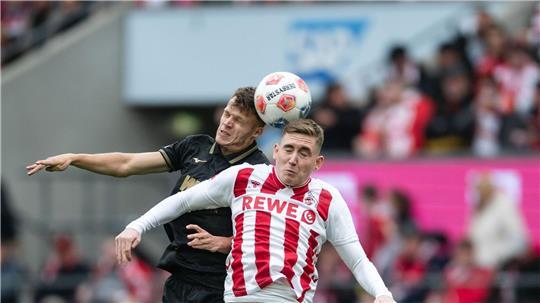 Kölns Isak Johannesson (r) und Augsburgs Robin Fellhauer kämpfen um den Ball.