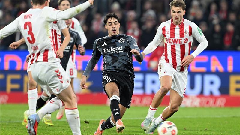 Kölns Joel Schmied kämpft gegen Frankfurts Farès Chaibi um den Ball. 