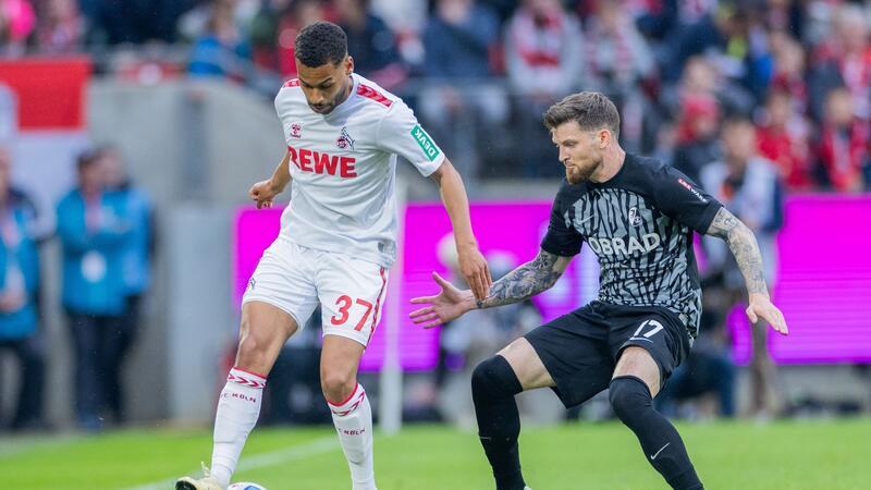 Kölns Linton Maina (l) im Zweikampf mit dem Freiburger Lukas Kübler.