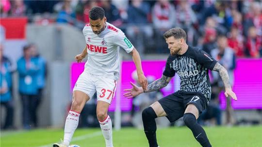 Kölns Linton Maina (l) im Zweikampf mit dem Freiburger Lukas Kübler.