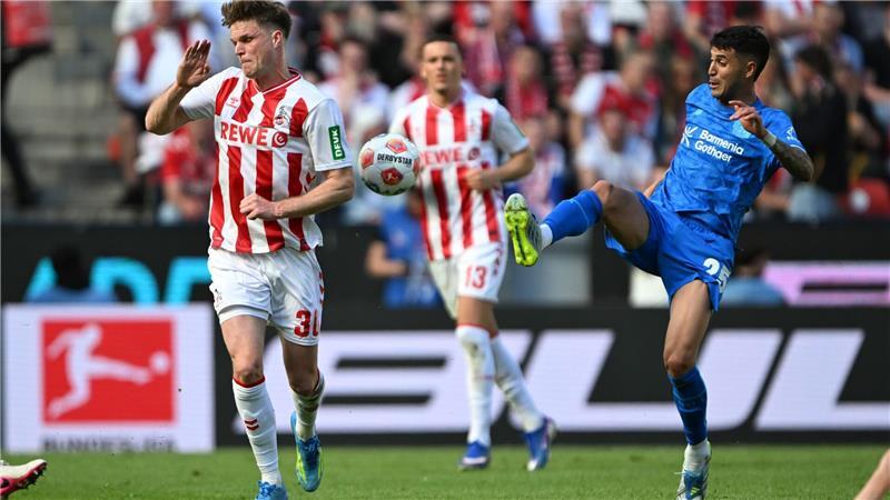 Kölns Marius Bülter im Duell mit Leverkusens Exequiel Palacios. 