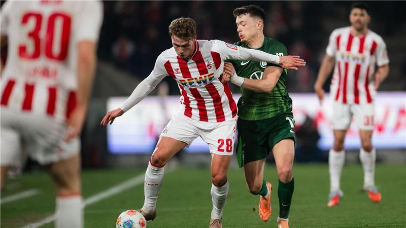 0:1 in Köln: Wolfsburg wieder in Gefahr Kölns Sebastian Sebulonsen und Wolfsburgs Dzenan Pejcinović kämpfen um den Ball.