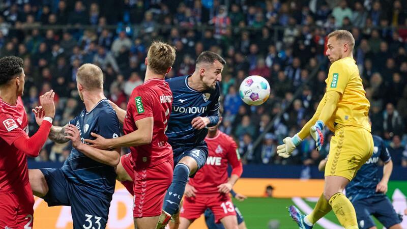 Bayern vorerst Tabellenführer - BVB verliert erneut Kölns Torwart Marvin Schwäbe (r) sicherte seiner Mannschaft ein Remis in Bochum.