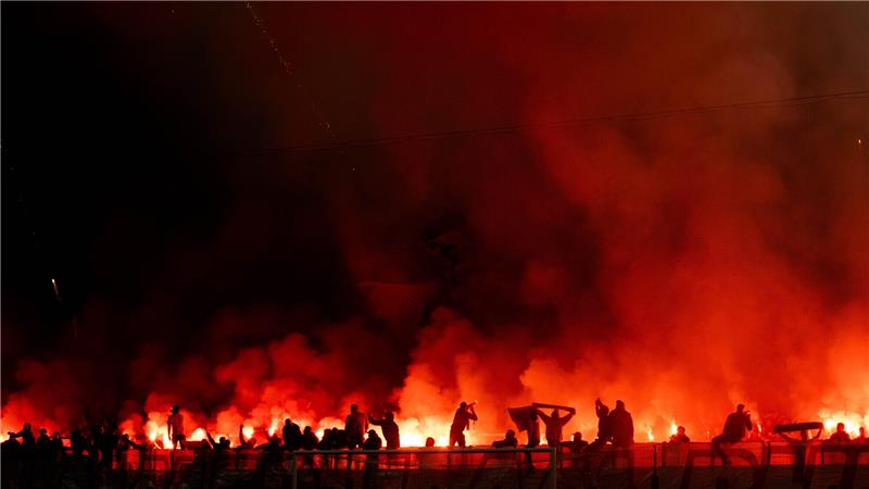Wegen Pyrotechnik: DFB-Geldstrafe für St. Pauli Kölns Ultras zünden Pyrotechnik auf der Südtribüne. Das DFB-Sportgericht hat gegen den 1. FC Köln, FC Augsburg, FSV Mainz 05, FC St. Pauli und 1. FC Kaiserslautern Geldstrafen wegen Fanvergehen ausgesprochen. Foto: Rolf Vennenbernd/dpa