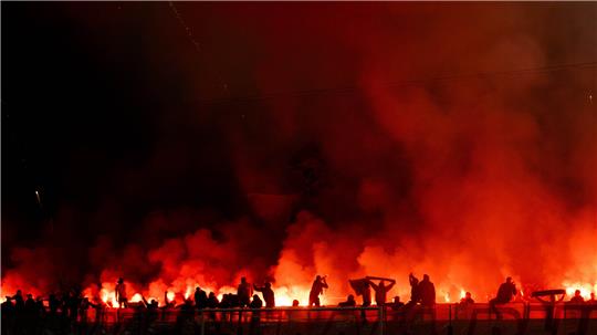 Kölns Ultras zünden Pyrotechnik auf der Südtribüne. Das DFB-Sportgericht hat gegen den 1. FC Köln, FC Augsburg, FSV Mainz 05, FC St. Pauli und 1. FC Kaiserslautern Geldstrafen wegen Fanvergehen ausgesprochen. Foto: Rolf Vennenbernd/dpa
