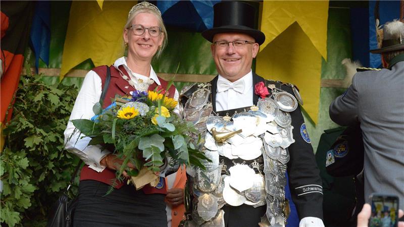 König Alexander Quade und seine Lebensgefährtin Katrin Junge nach der Proklamation beim Schützenfest 2024.